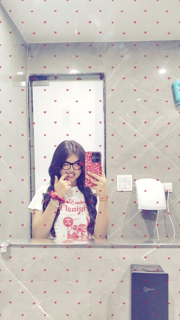 babsie mirror selfie